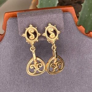 Vintage Erwin Pearl Gold Tone Clip-On Dangle Earrings Fleur-de-Lis Baroque 80s